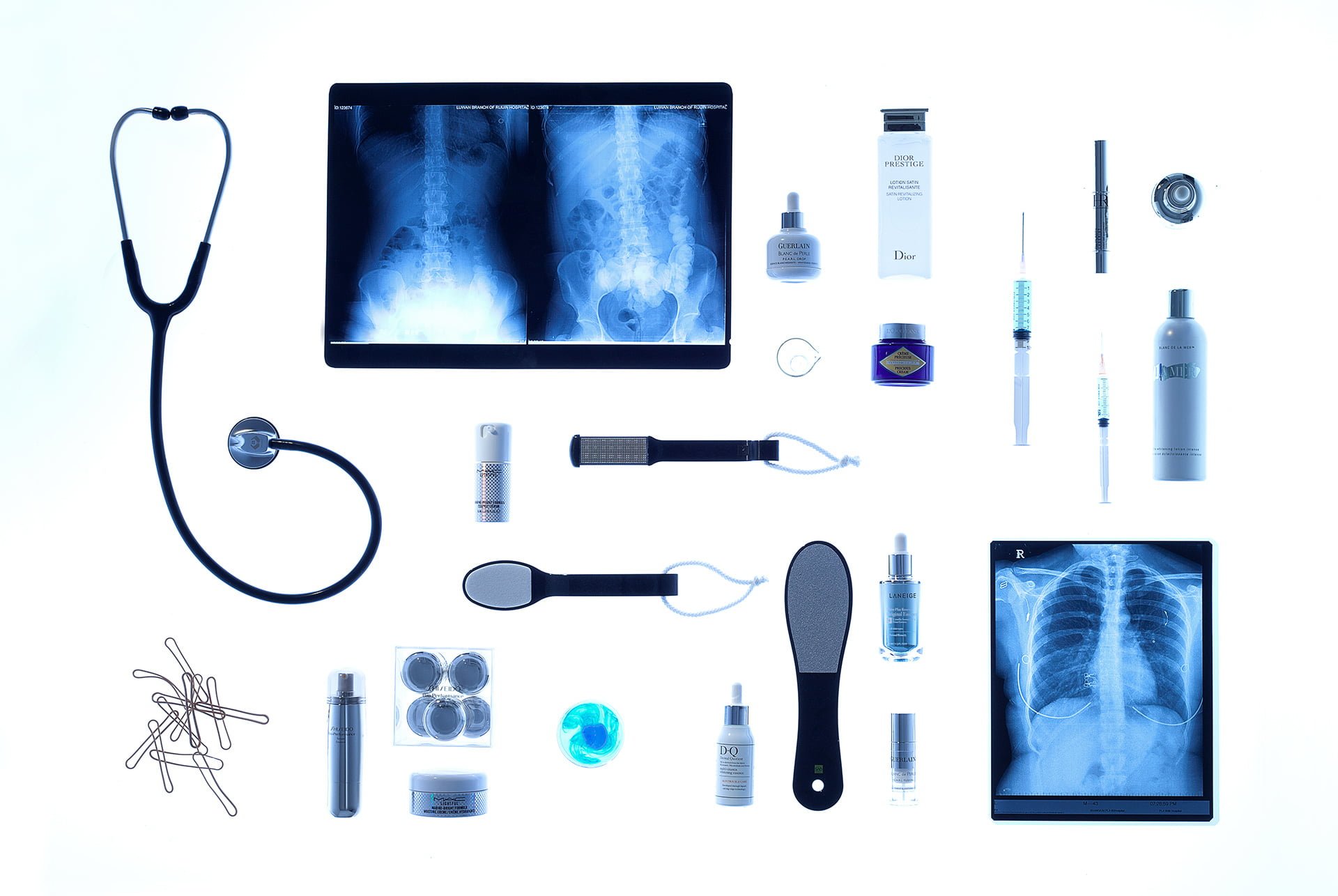 A series of editorial cosmetics and perfume still-life photography for ROUGE Magazine in Xiamen, China. Shanghai photo studio specialized in still-life photography.