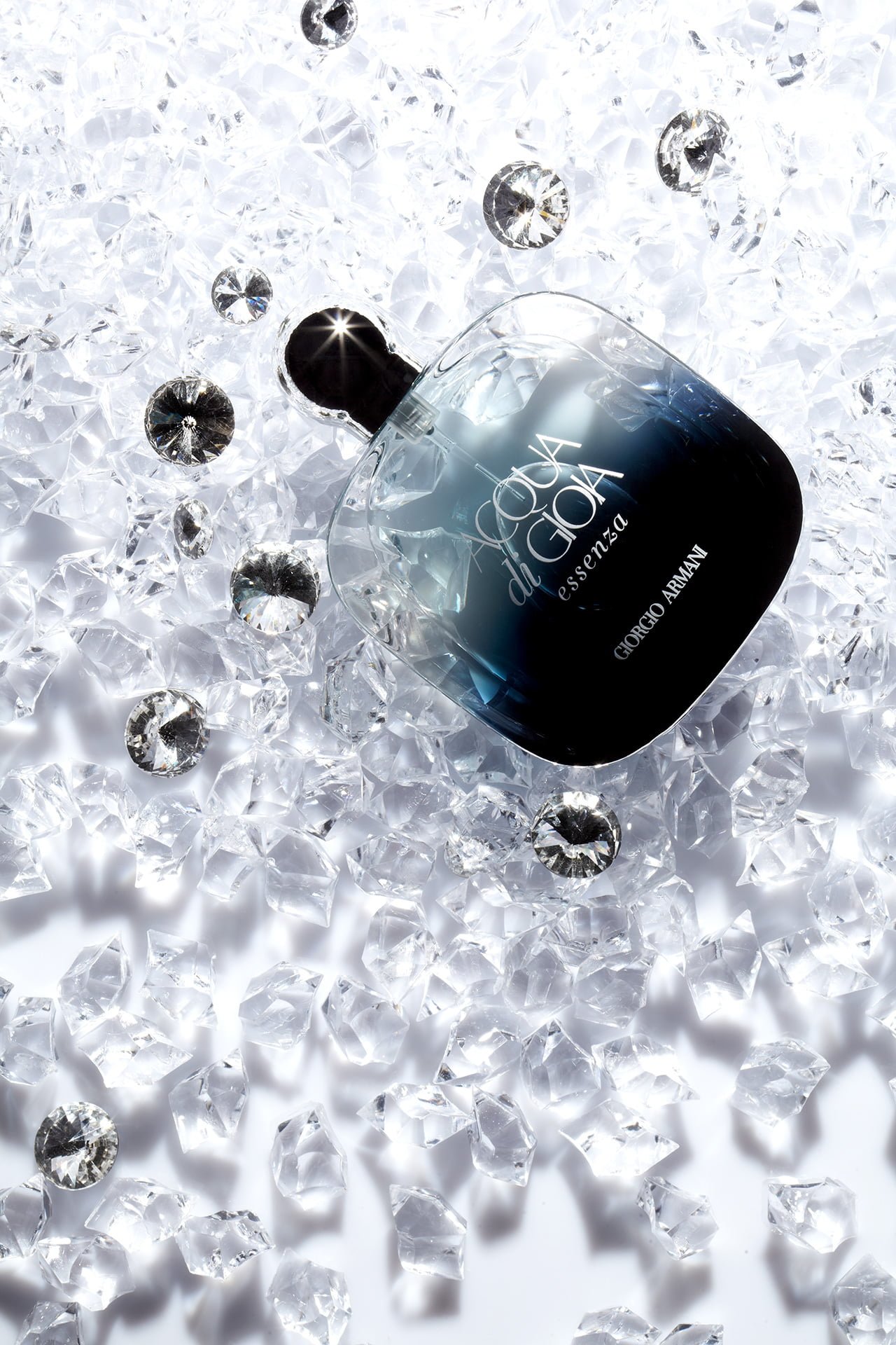 A series of editorial cosmetics and perfume still-life photography for ROUGE Magazine in Xiamen, China. Shanghai photo studio specialized in still-life photography.